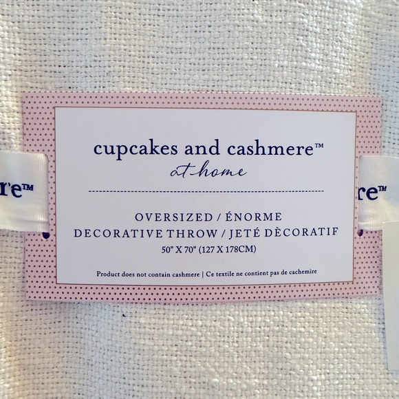 Cupcakes & Cashmere Valentine’s Day Heart 50x70 Throw Blanket NWT - Picture 3 of 4